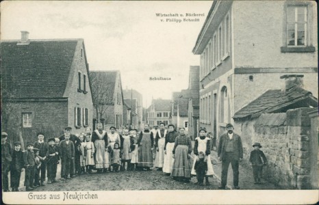 Alte Ansichtskarte Gruss aus Neukirchen, Wirtschaft u. Bäckerei v. Philipp Schmitt, Schulhaus