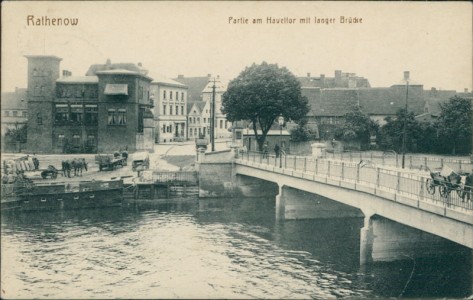 Alte Ansichtskarte Rathenow, Partie am Haveltor mit langer Brücke