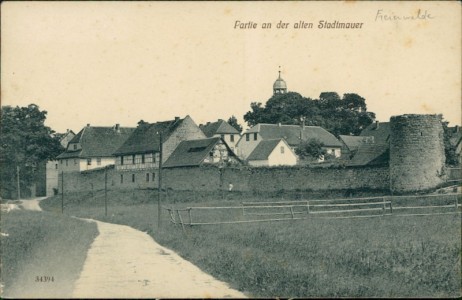 Alte Ansichtskarte Unbekannter Ort evtl. in der Nähe von Bad Freienwalde (Oder), Partie an der alten Stadtmauer