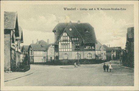 Alte Ansichtskarte Leverkusen-Wiesdorf, Liebig- und A. W. Hofmann-Straßen-Ecke