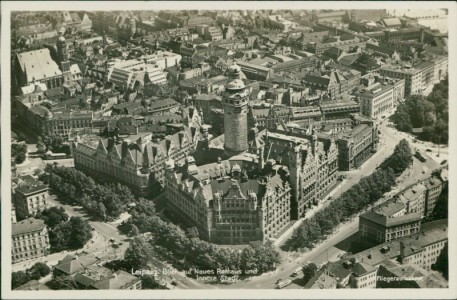 Alte Ansichtskarte Leipzig, Blick auf Neues Rathaus und Innere Stadt, Fliegeraufnahme