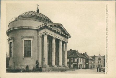 Alte Ansichtskarte Potsdam, Französische Kirche, rechts Backsteinhäuser i. d. Elisabethstr.