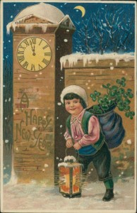 Alte Ansichtskarte A happy New Year, Knabe mit Laterne und Rucksack voller Kleeblätter, Uhr