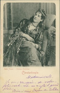 Alte Ansichtskarte Konstantinopel / Constantinople, Dame Turque - Costume d'intérieur
