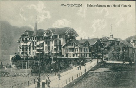 Alte Ansichtskarte Wengen BE, Bahnhofstrasse mit Hotel Victoria