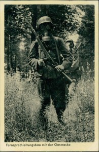 Alte Ansichtskarte Fernsprechleitungsbau mit der Gasmaske, Wehrmacht-Bildserie 338