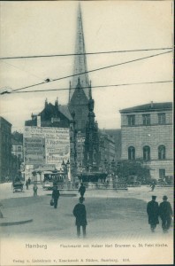 Alte Ansichtskarte Hamburg, Fischmarkt mit Kaiser Karl Brunnen u. St. Petri Kirche, Straßenbahn