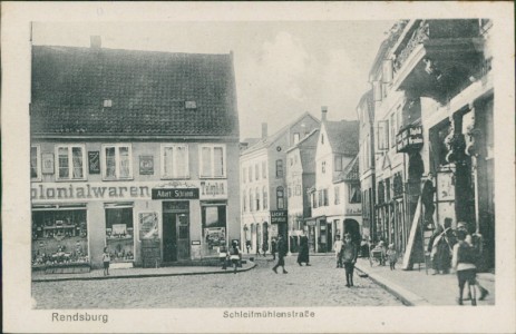 Alte Ansichtskarte Rendsburg, Schleifmühlenstraße mit Kolonialwarenhandlung von Albert Schramm