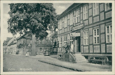 Alte Ansichtskarte Putlitz-Berge, Königstraße mit Löwen Apotheke