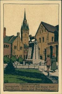Alte Ansichtskarte Braunschweig, Burgplatz - Blick auf die Burg, Rathausturm, Dom und Burglöwe, Steindruck