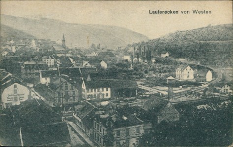 Alte Ansichtskarte Lauterecken, Ansicht von Westen mit Bahnstrecke und Gasthaus zum Bahnhof