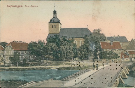 Alte Ansichtskarte Oebisfelde-Weferlingen, Teilansicht mit Kirche (Text "Muster B. S. Str."-Lochung)