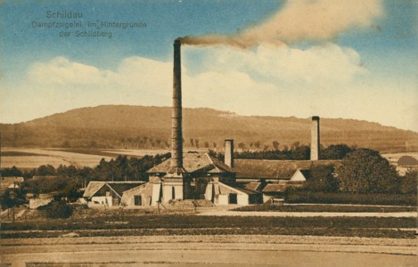 Alte Ansichtskarte Belgern-Schildau, Dampfziegelei, im Hintergrunde der Schildberg