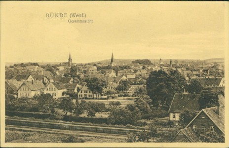 Alte Ansichtskarte Bünde (Westf.), Gesamtansicht mit Bahnstrecke