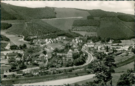 Alte Ansichtskarte Lennestadt-Altenhundem, Teilansicht mit Bahnstrecke