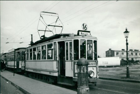 Alte Ansichtskarte Düsseldorf-Oberkassel, Straßenbahn Linie 16 "Neuss", Echtfoto, Abzug ca. 1970er Jahre, Format ca. 13,5 x 9,5 cm